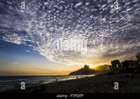 Tramonti a Ipanema Beach con i DOI incidentali fratelli - città del sud Foto Stock