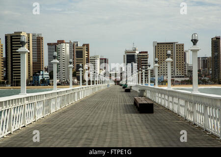 Molo sulla spiaggia di Iracema waterfront con edifici in background Foto Stock