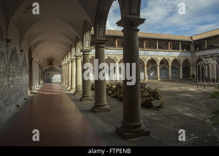 Il chiostro del convento di San Francisco con pannelli di piastrelle portoghesi al piano di sotto Foto Stock