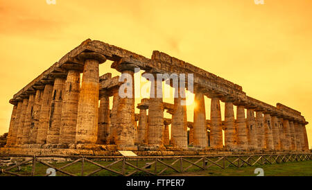 Autunno tramonto a Paestum - Sito Patrimonio Mondiale dell'UNESCO, con alcuni dei più ben conservati antichi templi greci nel mondo. Foto Stock