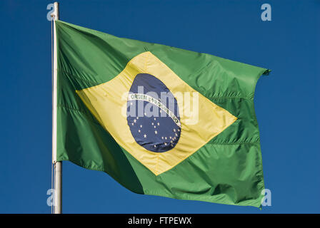 Brasile bandiera issata in Esplanada dos Ministerios Foto Stock