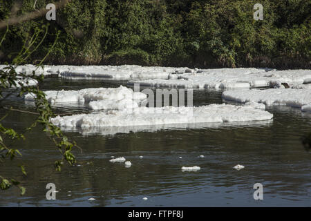 Tiete Fiume inquinato da un eccesso di rifiuti gettati in acqua - sapone e detergente Foto Stock