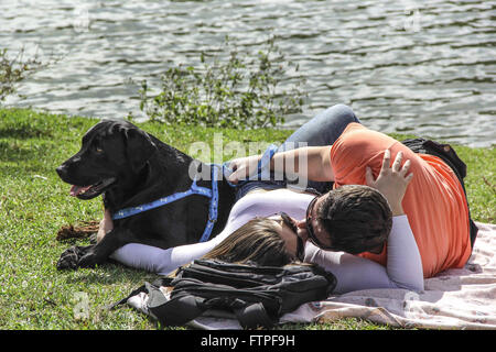 Dating giovane con cane sul prato accanto al parco Ibirapuera - lato sud Foto Stock