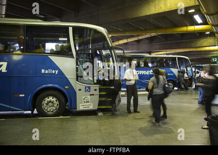 Imbarco in interstate viaggi in bus - Tiete Bus Terminal Foto Stock