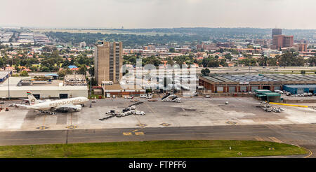 Il Cargo terminal presso l'Aeroporto Internazionale OR Tambo di Johannesburg, Sud Africa; Ethihad cargo aereo FedEx; impianto di stoccaggio Foto Stock