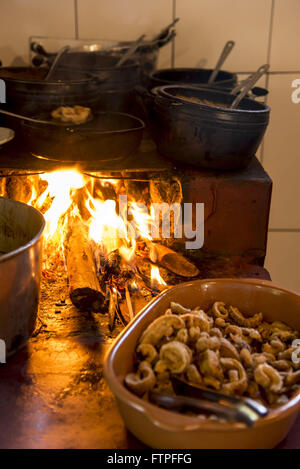 Cibo locale realizzato in stufa a legna Foto Stock