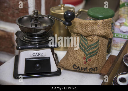 Macinacaffè e sacco con i chicchi di caffè tostato in store commercializzazione Cafe Carmo de Minas Foto Stock