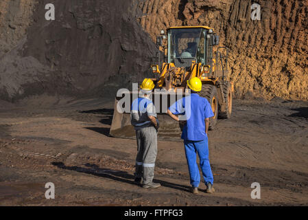 Lavoratori in luogo di estrazione di minerale di ferro - ematite Foto Stock