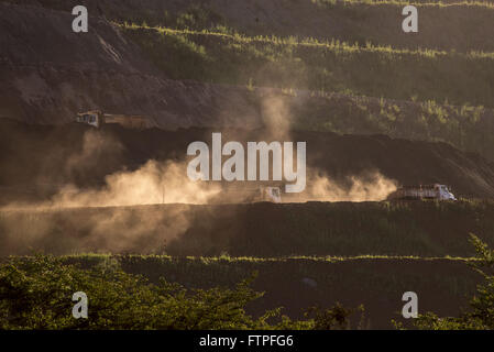 Carrello caricato con il minerale di ferro - ematite Foto Stock