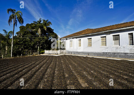 Casa e cantiere per essiccamento in una fattoria cafe Foto Stock