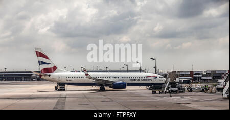 Un British Airways / Comair Boeing 737-86N aereo di linea presso l'Aeroporto Internazionale OR Tambo di Johannesburg, Sud Africa. Foto Stock