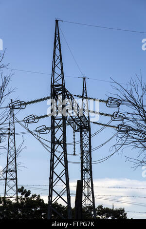Torre di trasmissione nella regione della centrale idroelettrica di Tres Marias al crepuscolo Foto Stock