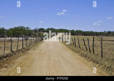 Circondata su strada sterrata in campagna - la regione ruvida Foto Stock