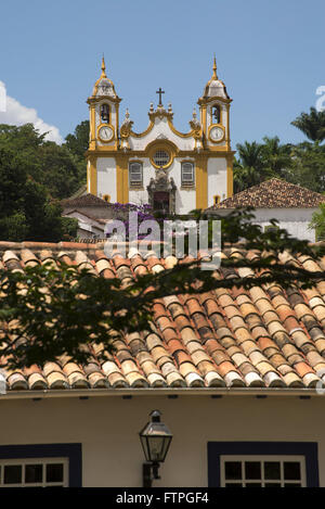 Casa coloniale con la Chiesa di Sant'Antonio madre in background in centro storico Foto Stock