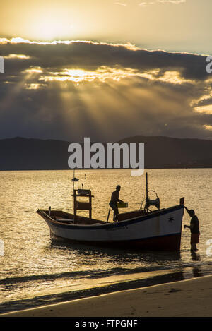 I pescatori sulla Ponta das Canas spiaggia al tramonto - quartiere Cachoeira do Bom Jesus - Baia Norte Foto Stock