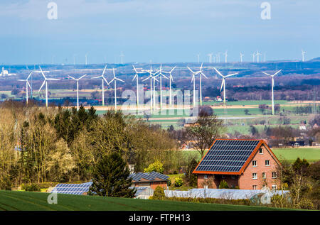Casa privata con energia solare impianto sul tetto, parco del vento, le turbine eoliche,impianto di energia eolica, vicino Ense, Germania, Foto Stock