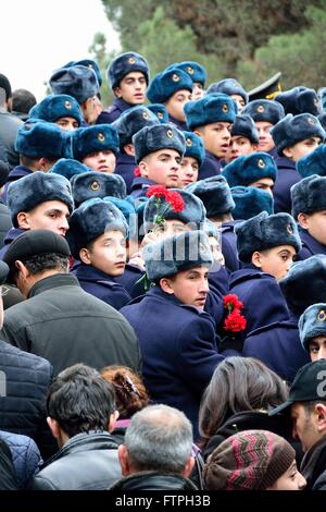 BAKU in Azerbaijan - 20 gennaio 2014 Cadetti portando i garofani rossi al monumento di Baku, in occasione della ricorrenza di omicidi Foto Stock