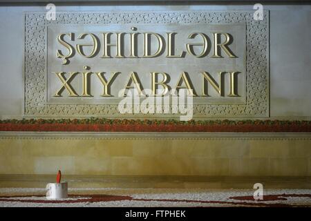 BAKU in Azerbaijan - 20 gennaio 2014 Valle dei martiri", scritto in azerbaigiano al monumento nazionale, con fiori e candela Foto Stock