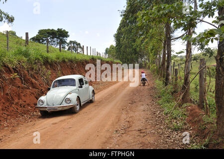 Beetle e motocicletta su strada sterrata in campagna Foto Stock