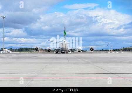 Aereo jet - Boeing 747-, di -Wamos aria- compagnia aerea, è parcheggiato al di fuori della pista, in aeroporto di Madrid per il servizio di manutenzione. Foto Stock