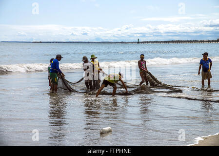 Rendendo trawler pescatori sulla spiaggia di Sobral per raccogliere spazzatura Foto Stock