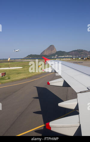 Dettaglio del piano ala durante l'atterraggio all'Aeroporto Santos Dumont Foto Stock