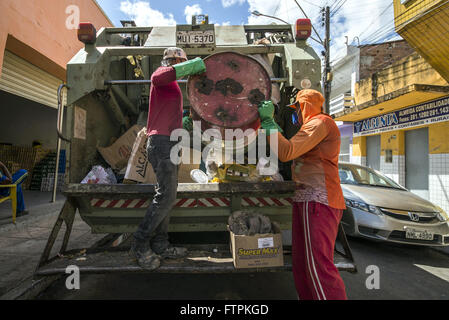 Lixeiros coletando lixo na cidade Foto Stock