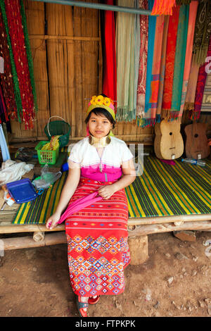 Donna vendita di souvenir;,il collo lungo la gente e la Collina della tribù del nord della Thailandia il collo lungo la gente nel villaggio Palong;Giraffa Foto Stock