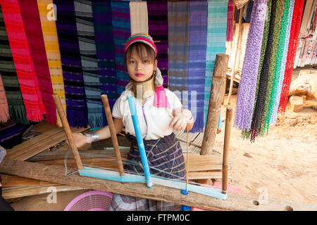 Donna tessitura presso la Collina della tribù del nord della Thailandia il collo lungo la gente nel villaggio Palong Foto Stock