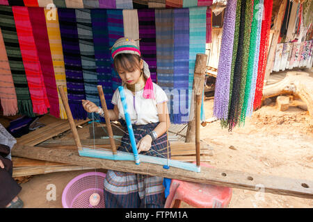 Donna waeving presso la tribù della collina Villaggio in Thailandia il collo lungo la gente nel villaggio Palong Foto Stock