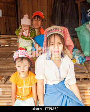 Famiglia di 4 presso la Collina della tribù del nord della Thailandia il collo lungo la gente nel villaggio Palong Foto Stock