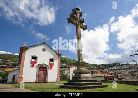 Cruz pontificio de 1756 diante da Capela Nossa Senhora do Rosario dos Brancos Foto Stock