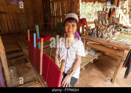 Donna che vendono souvenir a giraffa persone e Hill tribù del nord della Thailandia il collo lungo la gente nel villaggio Palong Foto Stock