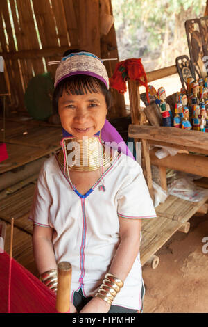 Donna Giraffa presso la Giraffa persone e Hill tribù del nord della Thailandia il collo lungo la gente nel villaggio Palong Foto Stock