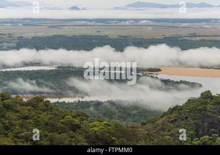 Vista aerea della foresta amazzonica con White River nella regione di Serra Grande Foto Stock