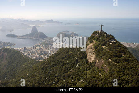 Vista aerea do Cristo Redentor com Morro do Pao de Acucar ao fundo - Baia de Guanabara Foto Stock