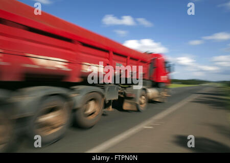 Il caricamento dei camion in Washington Luiz Highway - SP-310 - Sao Carlos regione - Sao Paulo membro Foto Stock