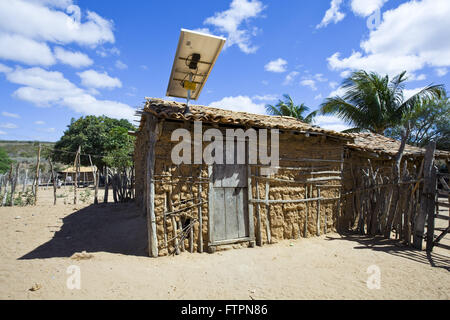 Casa del graticcio daub e finanziamenti con pannello solare per la generazione di elettricità per Foto Stock