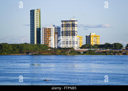 Edifici residenziali sul bordo del Rio Sao Francisco nel bahiana backlands Foto Stock