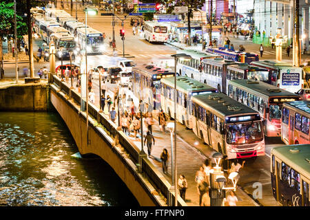 Vista notturna del traffico veicolare e pedonale sul ponte sopra il fiume Duarte Coelho Capibaribe Foto Stock