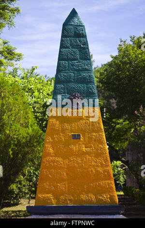 Tre frontiere Landmark si trova alla foce del Rio Iguacu - obelisco, 1903 Foto Stock