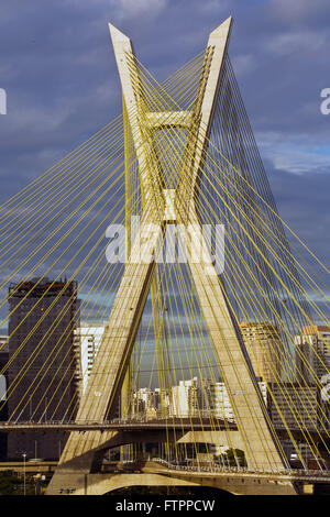 Ponte Estaiada Octavio Frias de Oliveira sobre o rio Pinheiros - bairro Brooklin Foto Stock