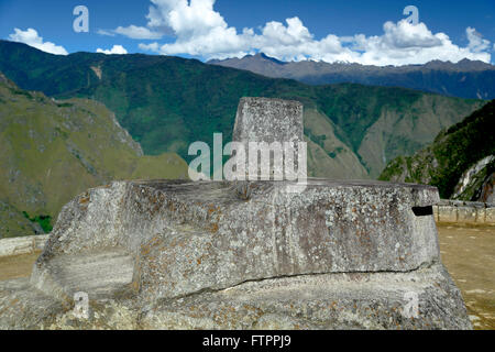 Intihuatana Rock (aggancio di Post del sole), Machu Picchu rovine Inca, vicino a Machu Picchu Pueblo (Aguas Calientes), Cusco, Perù Foto Stock