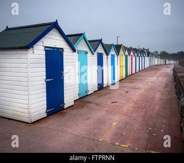 Bizzarre beach hut si rompe sulla costa del Devon settentrionale. Foto Stock