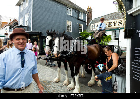 Shire cavalli, Monty e Winston, tirando il Harveys dray carrello, Lewes East Sussex, England Regno Unito Foto Stock