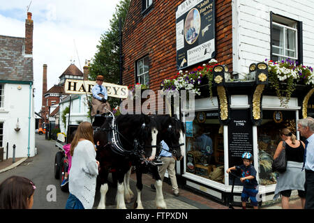 Shire cavalli, Monty e Winston, tirando il Harveys dray carrello, Lewes East Sussex, England Regno Unito Foto Stock