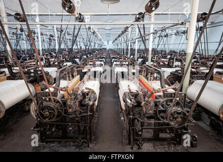 Passo di tessitura a Queen Street Mill a Burnley, Lancashire Foto Stock