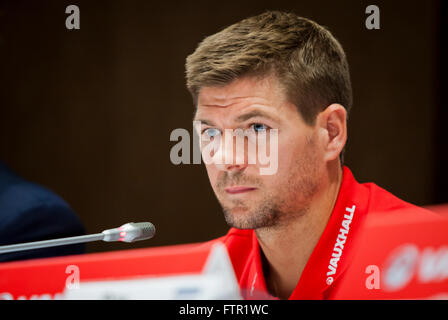 Kiev, Ucraina - 9 Settembre 2013: Capitano dell'Inghilterra National Football Team Steven Gerrard partecipa a una conferenza stampa prima di FI Foto Stock