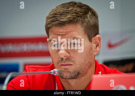 Kiev, Ucraina - 9 Settembre 2013: Capitano dell'Inghilterra National Football Team Steven Gerrard partecipa a una conferenza stampa prima di FI Foto Stock