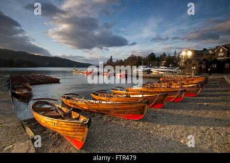 In legno barche a remi in Windermere Foto Stock